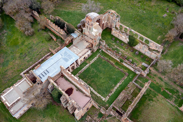 Ruinas del monasterio cisterciense de Santa Maria de Moreruela, Zamora España, vista cenital - Foto, Imagen