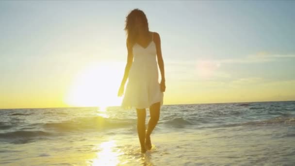 Mädchen trägt weiße Wanderschuhe am Strand der Insel bei Sonnenaufgang - Filmmaterial, Video