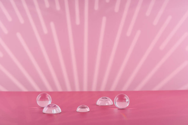 Pódio de fundo cosmético para apresentação do produto. Fundo rosa com decoração de esfera transparente, mockup bolas de exibição. Showcase mockup para publicidade de perfume, estande de cosméticos - Foto, Imagem