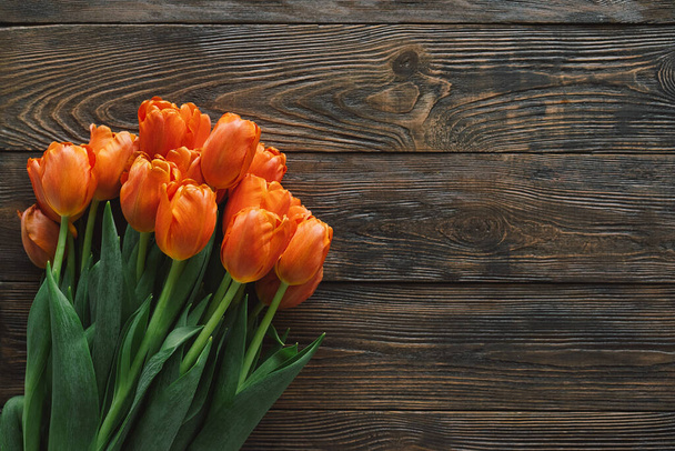 Tulipanes frescos sobre fondo de madera. Tarjeta de felicitación con estilo - Foto, imagen