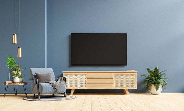 TV en kast in moderne woonkamer met fauteuil op donkerblauwe betonnen muur achtergrond.3D rendering - Foto, afbeelding