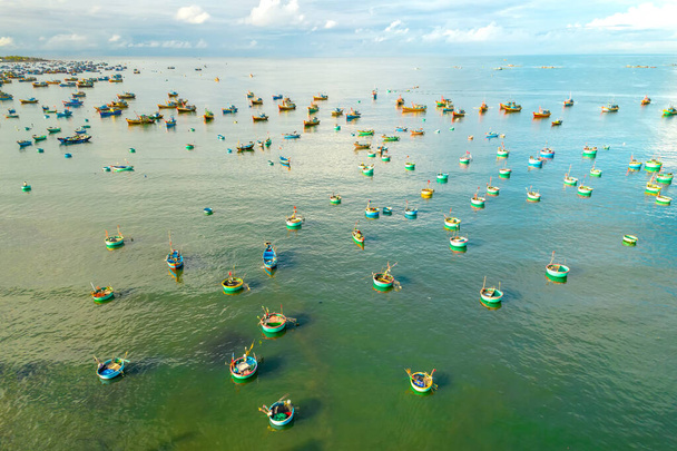 何百ものボートが嵐を避けるために固定されている上から見たムイネー漁村、これはベトナム中央部の美しい湾です - 写真・画像