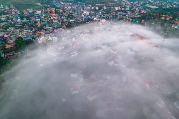 Luftaufnahme der Stadt im Morgennebel ist schön im Hochland von Da Lat, Vietnam - Foto, Bild