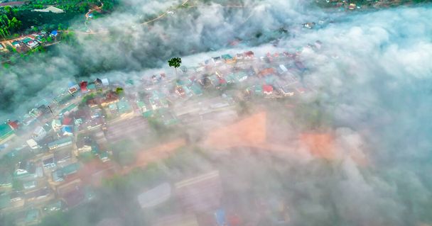 Aerial näkymä kaupunkiin varhain aamulla sumu on kaunis ylängöllä Da Lat, Vietnam - Valokuva, kuva