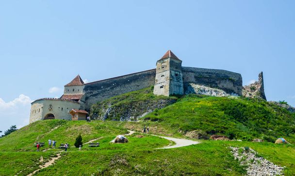 view of a fortress in romanian city rasnov which is popular tourist destination for people from neighboring brasov. - Foto, afbeelding