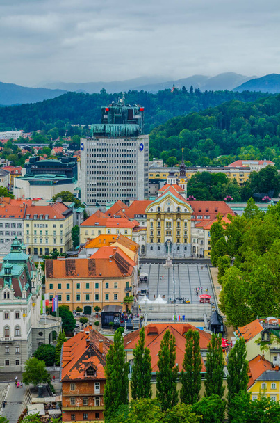 vista aérea de la plaza kongresni trg en la capital eslovena Liubliana - Foto, Imagen
