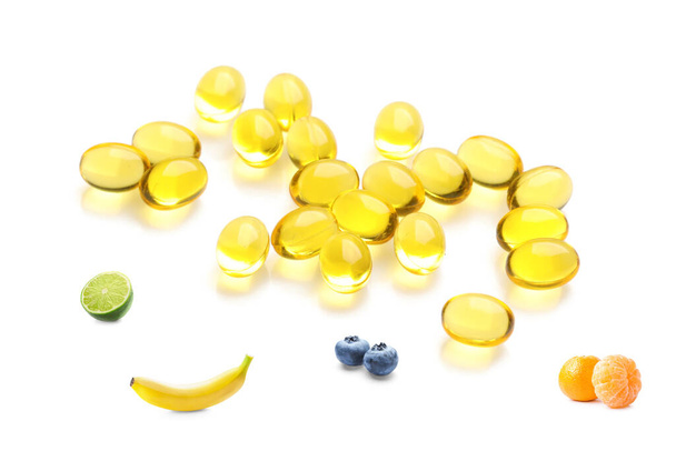 Veel vitaminen geïsoleerd op wit  - Foto, afbeelding