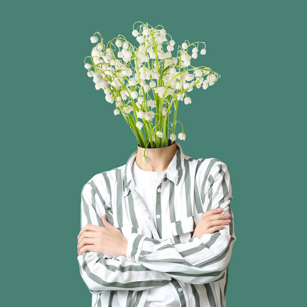 Женщина с букетом красивых цветов из долины вместо головы на зеленом фоне - Фото, изображение