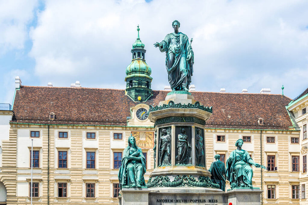 Posąg cesarza Franciszka I położony na wewnętrznym dziedzińcu pałacu hofburskiego w Wiedniu. - Zdjęcie, obraz