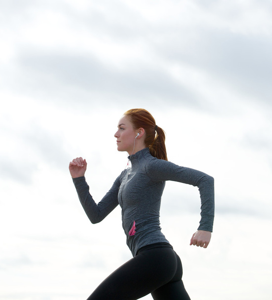 Здоровая молодая женщина бегает на открытом воздухе
 - Фото, изображение