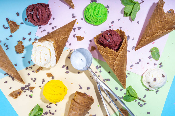 Collection of bright ice cream in waffle cones, Set of various flavor ice cream on colorful background flatlay copy space - Foto, afbeelding