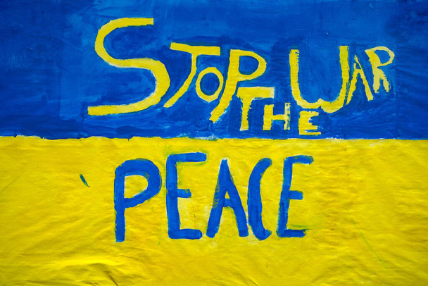 Stop the war peace painting on building wall ukraine flag blue and yellow - Foto, imagen