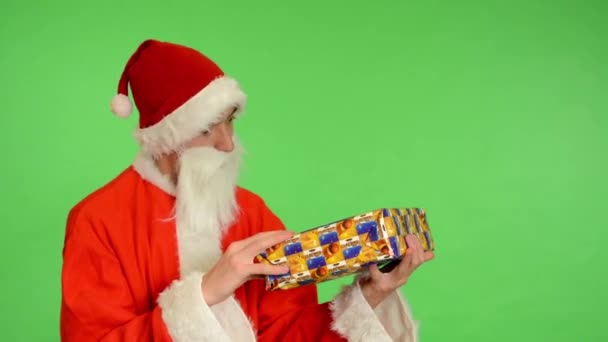 Santa claus - πράσινη οθόνη - studio - Άγιος Βασίλης παίρνει ένα δώρο και είναι έκπληκτος - Πλάνα, βίντεο