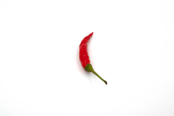 lähikuva tuoretta pieni punainen chili eristetty valkoisella pohjalla - Valokuva, kuva