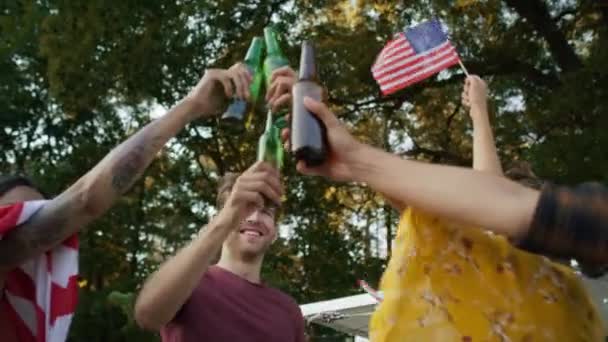 Group of young friends celebrating 4th of July on the camping. Shot with RED helium camera in 8K  - Filmagem, Vídeo