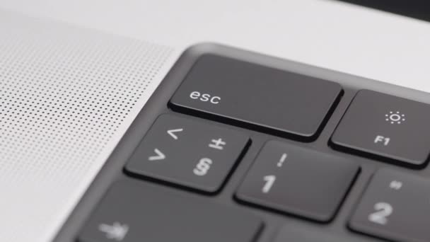 Parte del teclado negro en el marco. ACCIÓN. Teclado negro en un portátil de plata. Esquina con botones en el teclado de un portátil de plata - Imágenes, Vídeo