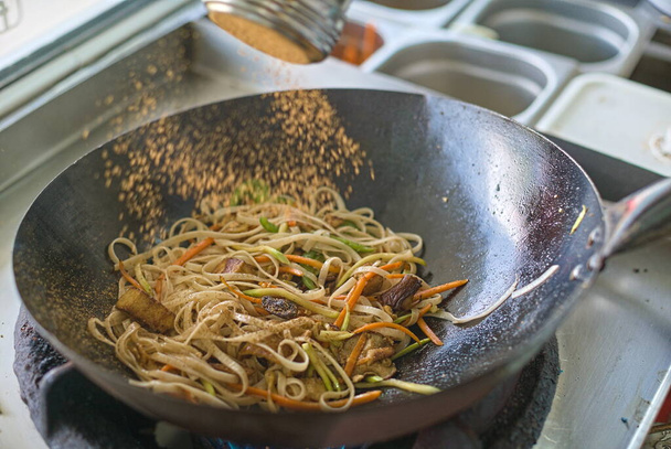 ruoanlaitto riisi nuudelit vihanneksia ja soija kuutiot wok. perinteisiä thaimaalaisia ruokia. Sekoita-paista. - Valokuva, kuva