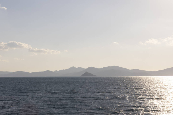 Widok na północno-zachodni brzeg wyspy Elba w Toskanii od strony morza - Zdjęcie, obraz
