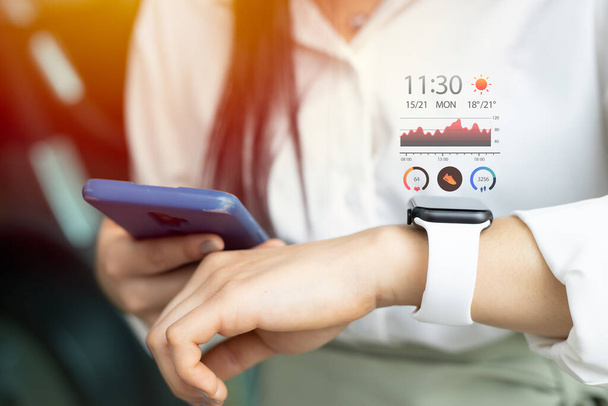 smartwatch avec suivi des données de santé à l'aide du smartphone pour le concept de mode de vie numérique moderne - Photo, image