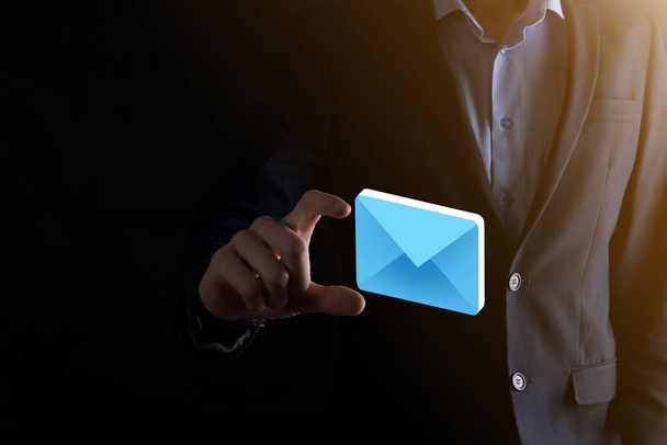 Email marketing en nieuwsbrief concept.Neem contact met ons op via e-mail nieuwsbrief en bescherm uw persoonlijke gegevens tegen spam mail concept.Schema van directe verkoop in het bedrijfsleven. Lijst van klanten voor mailing - Foto, afbeelding