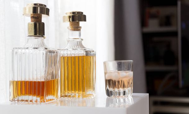 Πολυτελή γυάλινα μπουκάλια με διαφορετικά αλκοολούχα οινοπνευματώδη ποτά μέσα, αντίγραφο φωτογραφία χώρο - Φωτογραφία, εικόνα