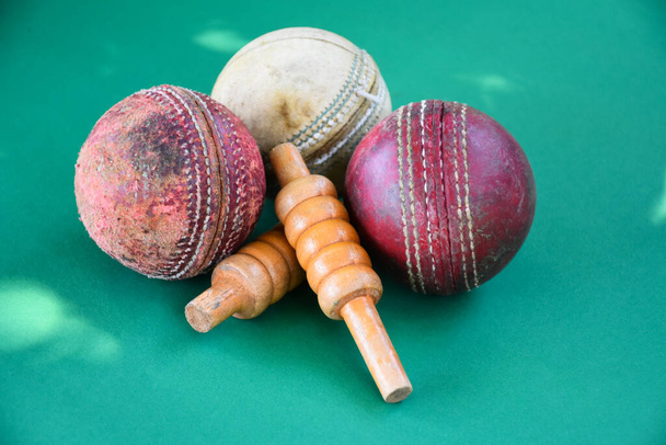 Alte und gebrauchte Cricket-Ball auf dunklem Hintergrund für Cricket-Praxis verwendet, weicher Fokus. - Foto, Bild