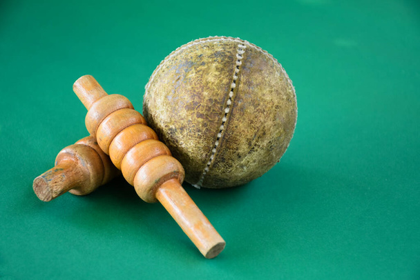 Vanha ja käytetty kriketti pallo tummalla pohjalla käytetään kriketti käytännössä, pehmeä painopiste. - Valokuva, kuva