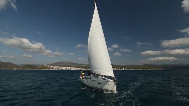 Zeilboten deelnemen zeilen regatta "12e Ellada herfst 2014" op de Egeïsche zee. - Video