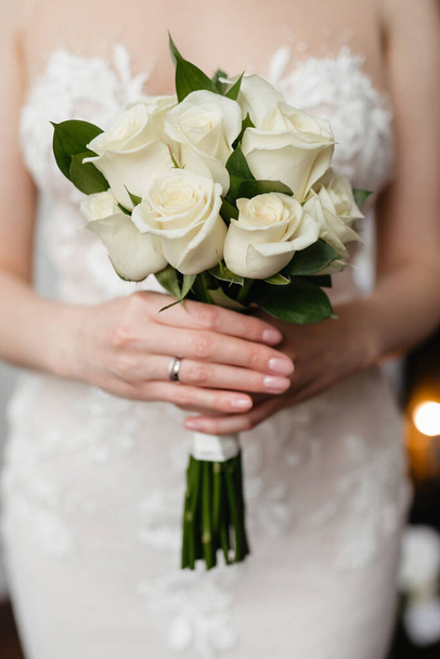 Gyönyörű esküvői csokor rózsákkal a menyasszony kezében. - Fotó, kép