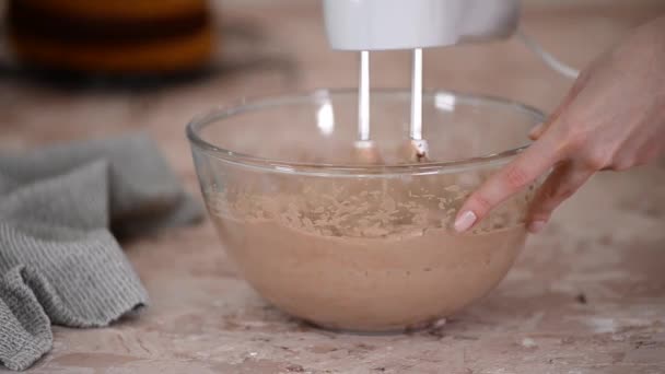 Επαγγελματίας ζαχαροπλάστης μαστίγωμα κρέμα σοκολάτας χρησιμοποιώντας ένα ηλεκτρικό μίξερ χειρός. - Πλάνα, βίντεο