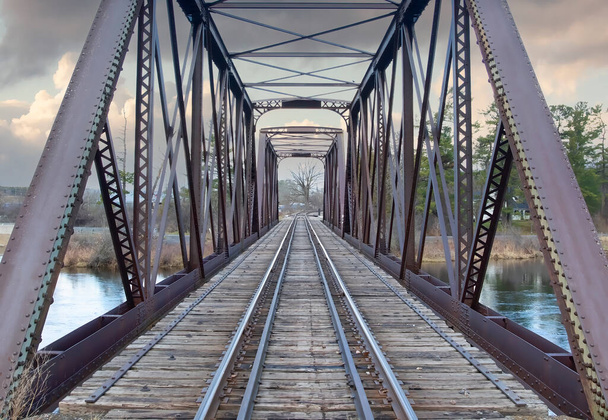 Stary żelazny most kratownicowy zbudowany w 1893 roku przez rzekę Mississippi wiosną w Galetta, Ontario, Kanada - Zdjęcie, obraz