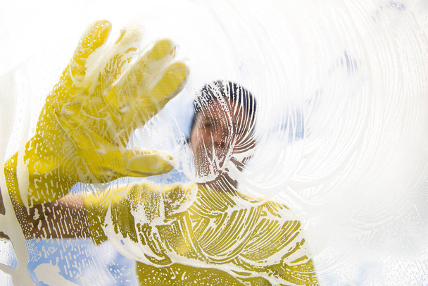 limpiador de ventanas con ventana de vidrio de limpieza de esponja, imagen conservada de limpieza
. - Foto, imagen