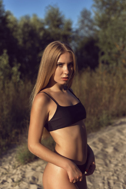 Blonde on a hot summer walk - Zdjęcie, obraz