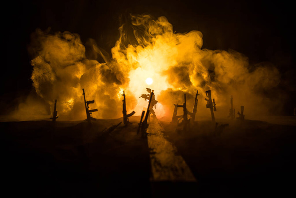 Δημιουργική διακόσμηση έργων τέχνης - Ρωσικός πόλεμος στην Ουκρανία έννοια. Δρόμος και τεράστια όπλα με τεράστια έκρηξη πυρηνικής βόμβας. Επιλεκτική εστίαση - Φωτογραφία, εικόνα