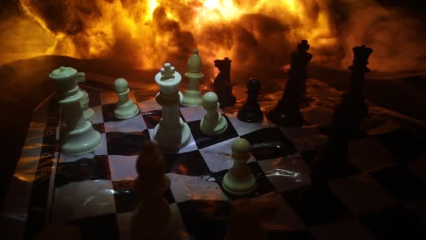 Rusya ve Ukrayna arasındaki savaş, patlamanın arka planında satranç tahtası kullanan kavramsal savaş videosu. Ukrayna ve Rusya krizi - Video, Çekim