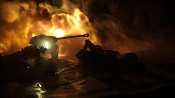 Oorlog tussen Rusland en Oekraïne, conceptuele video van oorlog met schaakbord en tank op een donkere achtergrond van explosie. Oekraïense en Russische crisis, politiek conflict.  - Video