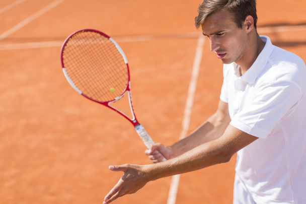 mladý muž hraje tenis - Fotografie, Obrázek