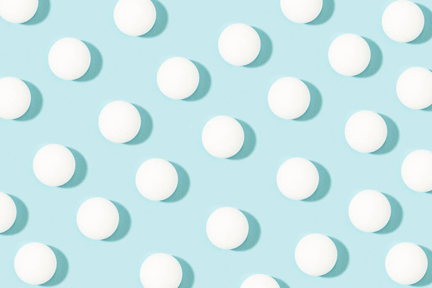 White ping pong balls on a light blue background - Foto, afbeelding