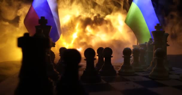Oorlogsbegrip of manipulatie met de wereldpolitiek. Oorlog tussen Rusland en Oekraïne, conceptueel beeld van oorlog met behulp van schaakbord en nationale vlaggen op de achtergrond van explosie. - Video
