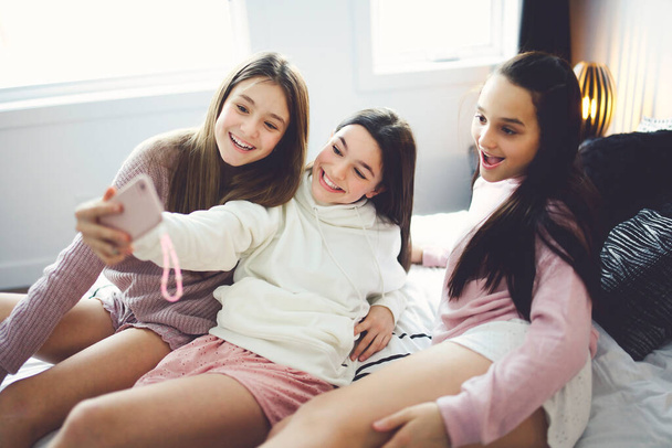 teen friends girls with smartphone taking selfie at home - Zdjęcie, obraz