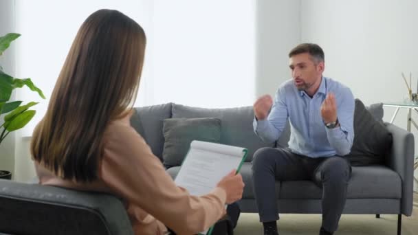 Emotionele volwassen man patiënt met geestelijke gezondheidsproblemen praten met therapeut - Video