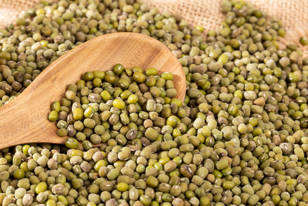Vigna Radiata - Raw organic green mung beans - Zdjęcie, obraz