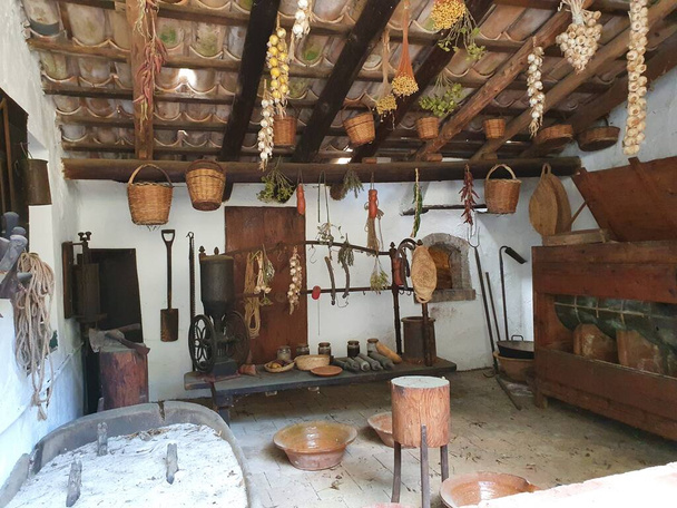 Ajo y herramientas antiguas en la finca La Granja, Mallorca, Islas Baleares, España - Foto, Imagen