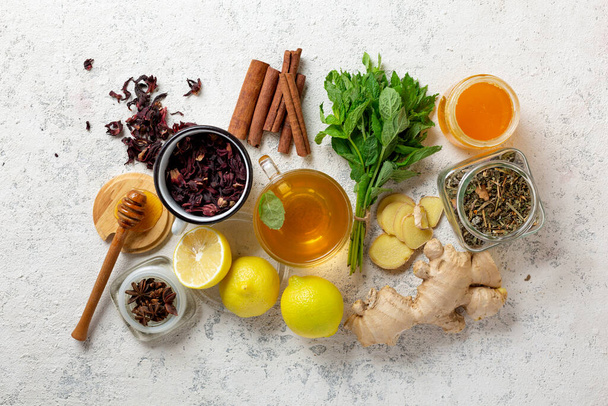 Η έννοια της παραδοσιακής ιατρικής και η προώθηση της υγείας με αγνά προϊόντα, ρίζες και βότανα - Φωτογραφία, εικόνα