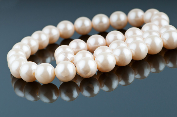 Collar de perlas en concepto de moda y belleza
 - Foto, Imagen