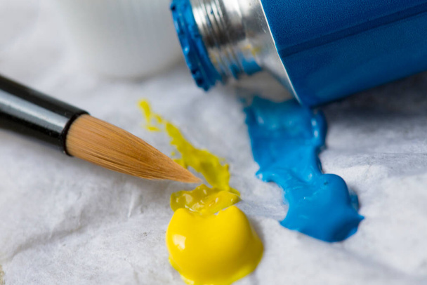 Peintures acryliques bleues et jaunes sur la toile. Beaux-arts à l'école. - Photo, image