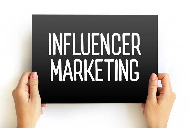Influencer Marketing - vorm van social media marketing met ondersteuning en productplaatsing van influencers, mensen en organisaties, tekstconcept op kaart - Foto, afbeelding