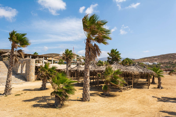 Plaża Koumbara ze złotym piaskiem i białymi kamyczkami na wyspie Ios. Grecja - Zdjęcie, obraz