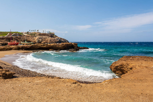 硫黄島には金色の砂と白い小石がある小浜海岸。ギリシャ - 写真・画像