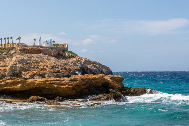 イオス島に位置する神原ビーチのロッキー海岸。ギリシャのキクラデス諸島 - 写真・画像